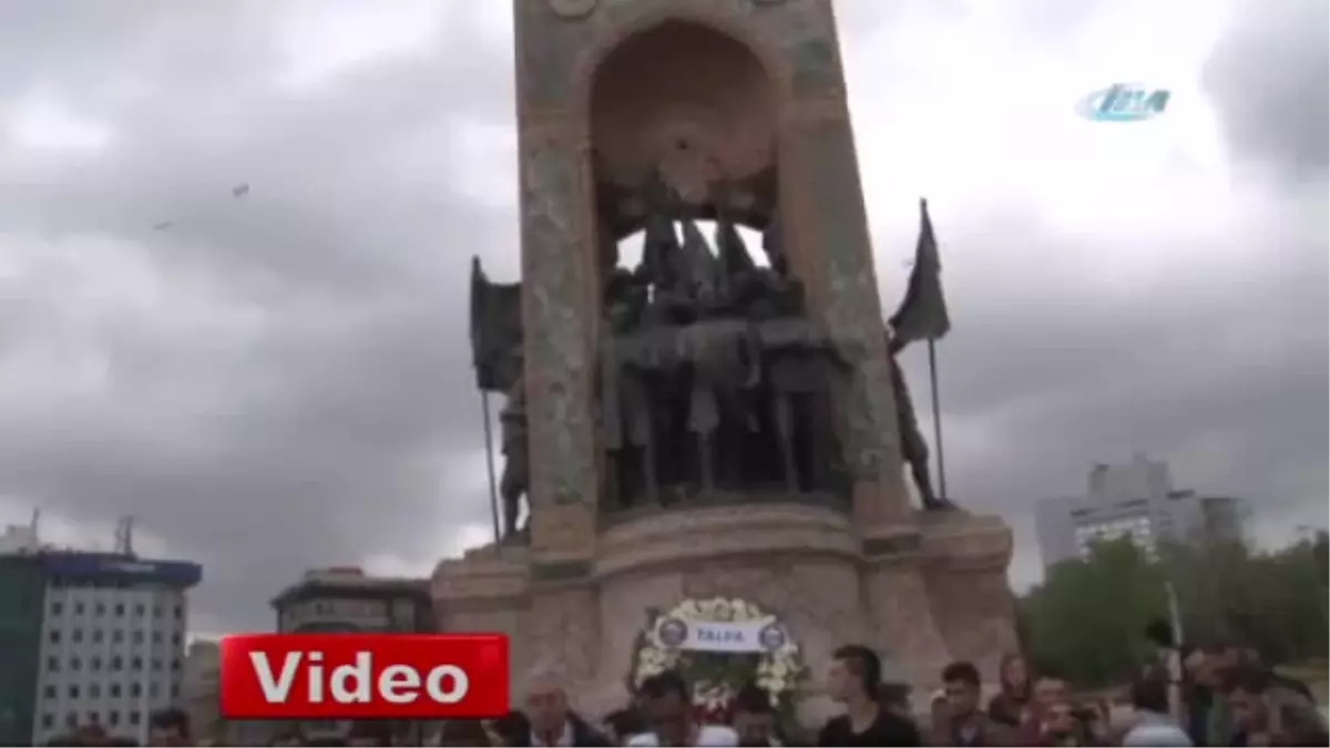 Taksim\'de Eylem Yapan Grup Gözaltına Alındı