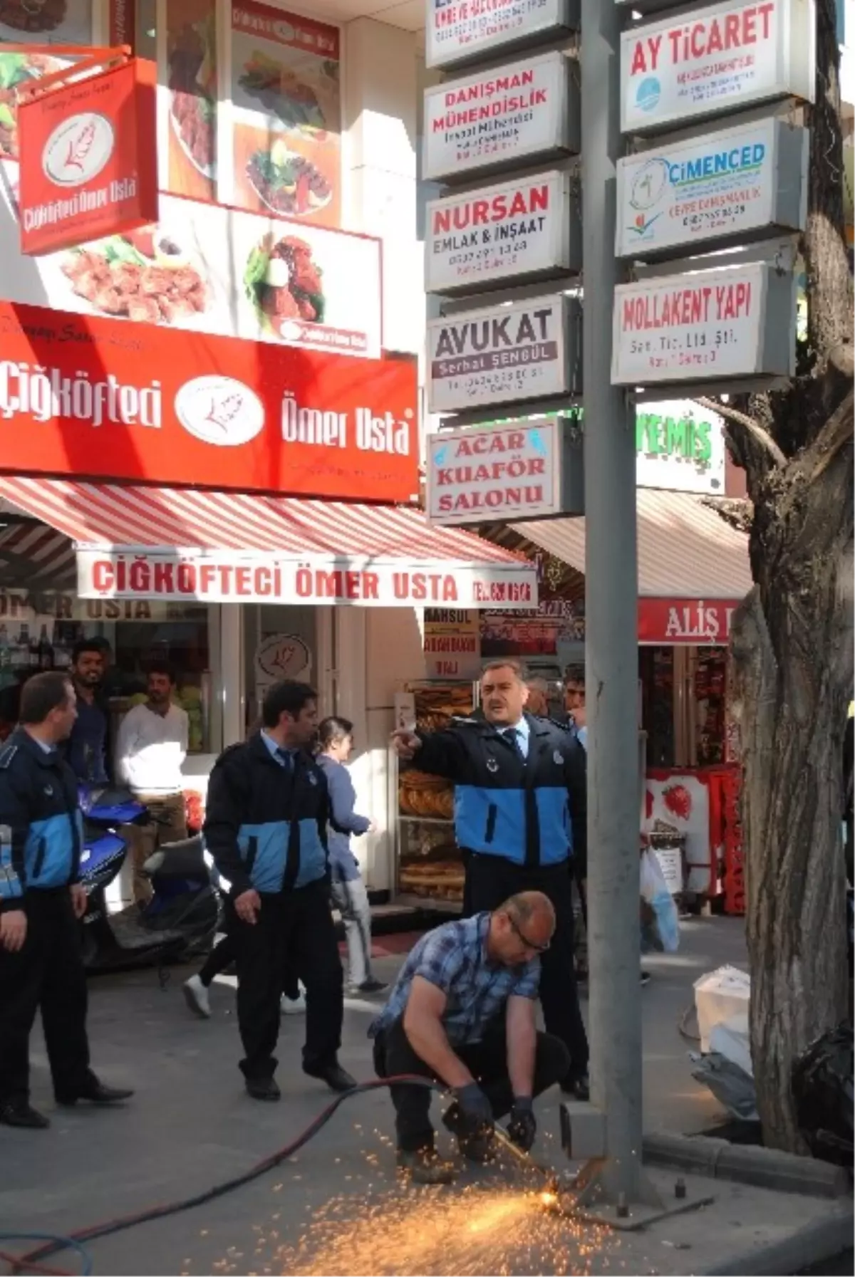 Tatvan\'da Görüntü Kirliliği Veren Tabelalar Kaldırılıyor