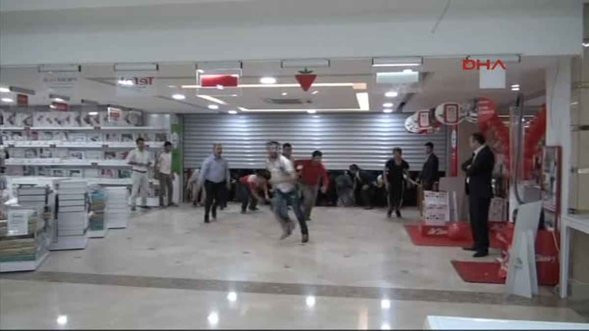 Yeni Açılan Mağaza İdirim Yapınca İzdiham Yaşandı
