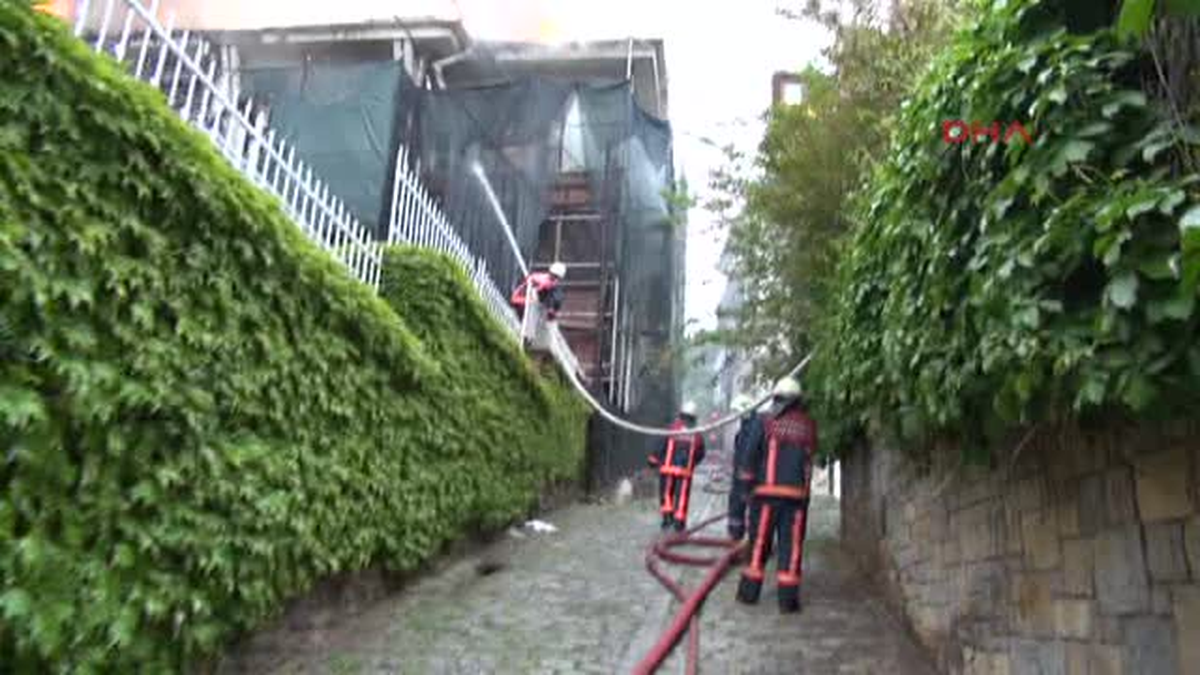 Yeniköy\'de Yalı Yangını