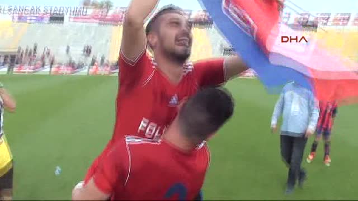 Altınordu\'nun Başkanı Özkan, Oyuncularının Önünde Saygı ile Eğildi