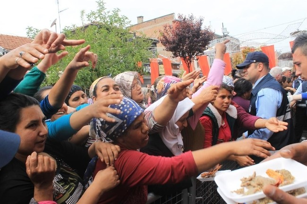 Edirne\'de Bir Ton Ücretsiz Tava Ciğer İzdihamı