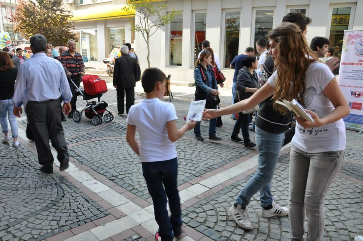 Edirne Gençlik Merkezi Liderlerinden Kitap Dağıtımı
