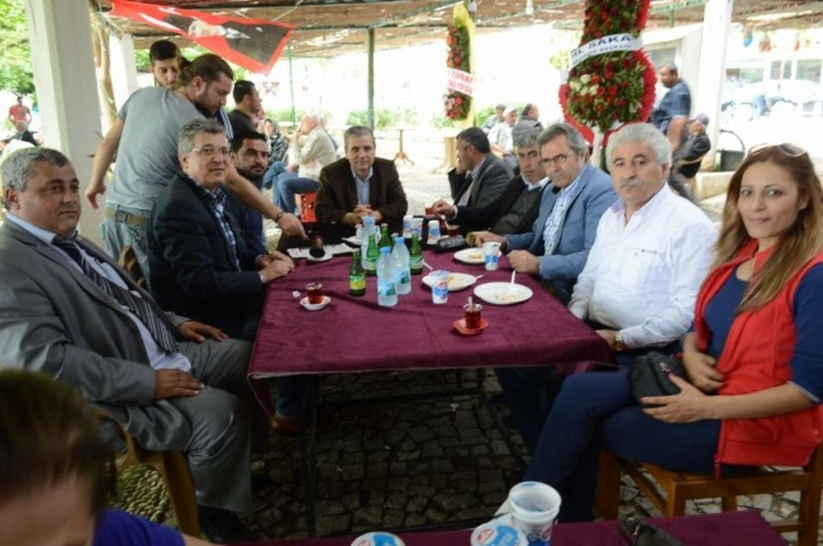 Edremit\'te Muhtardan Seçmene Sazlı Sözlü Teşekkür