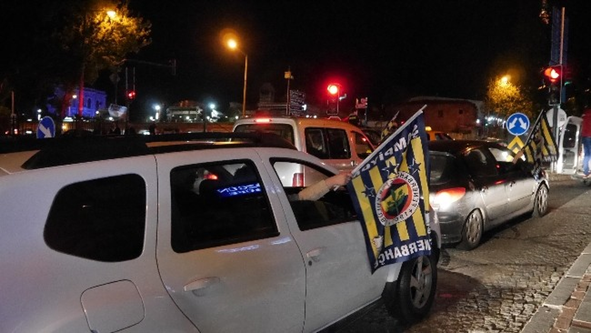 Fenerbahçeli Taraftarlar Edirne\'de Şampiyonluğu Havai Fişeklerle Kutladı