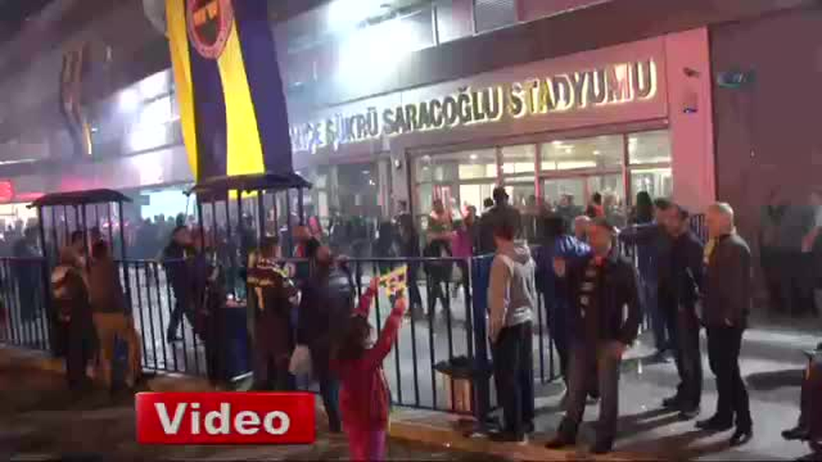 Fenerbahçeli Taraftarlar Şampiyonluğu Kutluyor