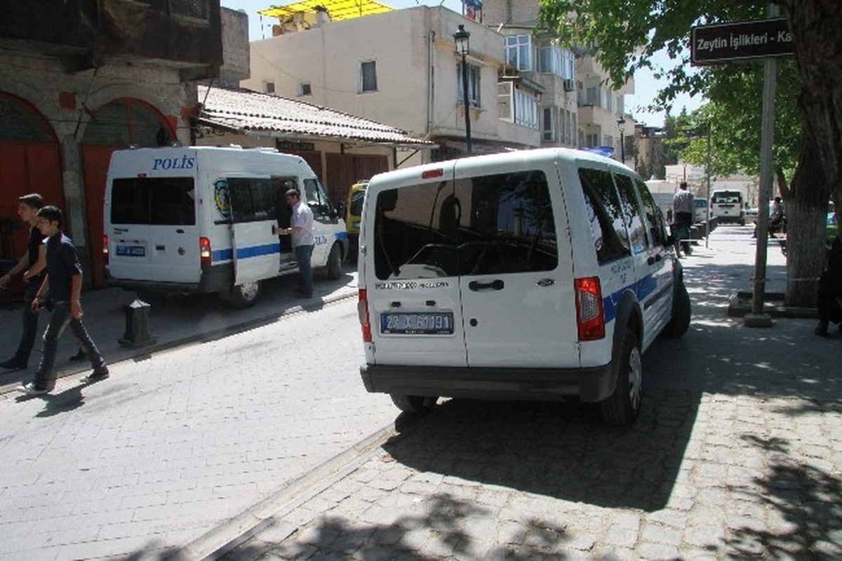 Gaziantep\'te Bıçaklı Kavga: 3 Yaralı
