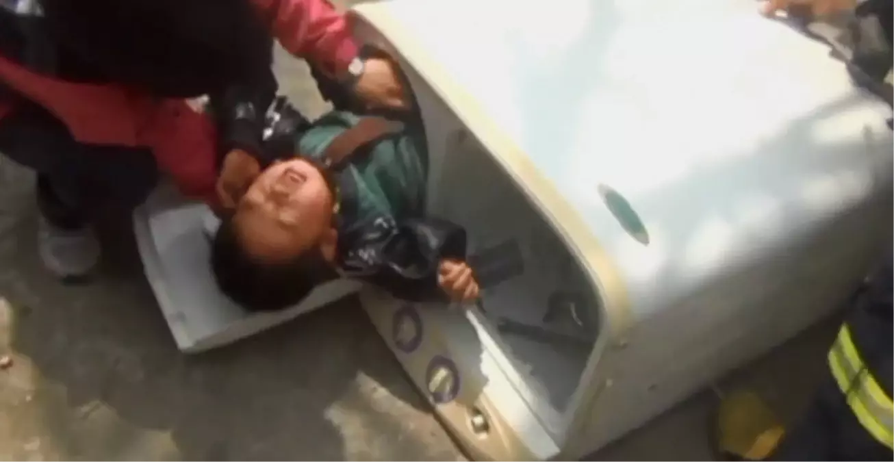 İki Yaşındaki Çocuk Çamaşır Makinesine Sıkıştı