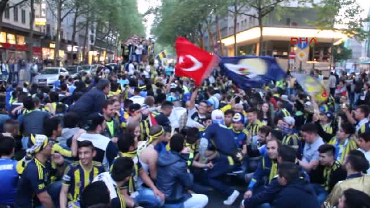 Köln\'de Yer Sarı Gök Lacivert