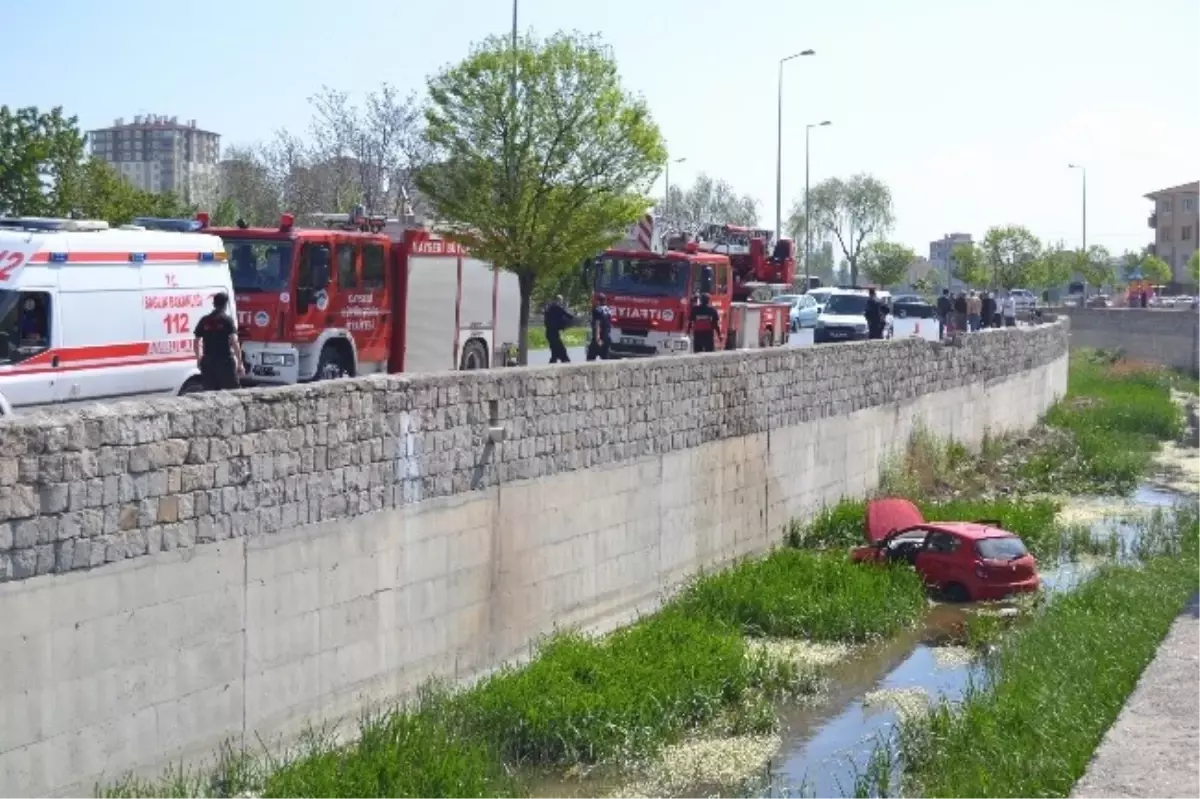 Otomobil Kanala Uçtu: 2 Yaralı