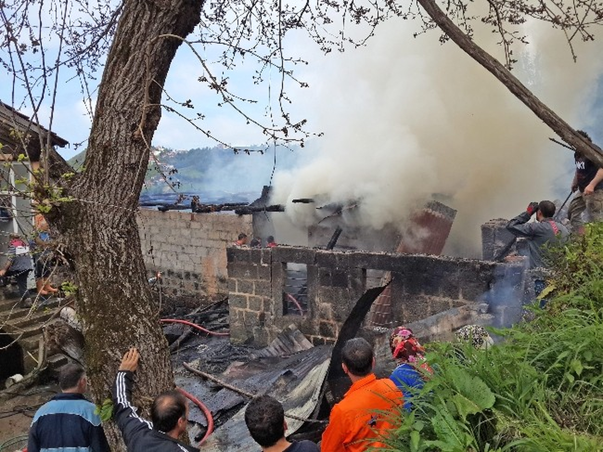 Rize\'de Bir Kafeterya ve Ev Kül Oldu