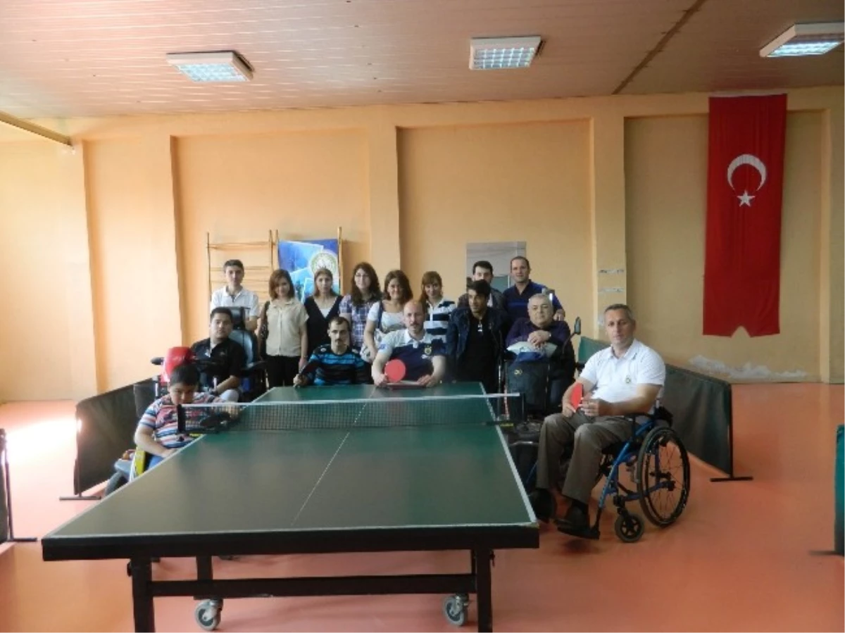 Saü\'lü Öğrenciler ve Sakaryalı Gazeteciler, Engellilerle Masa Tenisi Oynadı