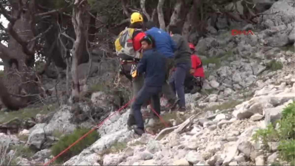 Uçuruma Düşmek Üzereyken Paraşütü Ağaca Takılan Kuveytli\'yi Akut Kurtardı