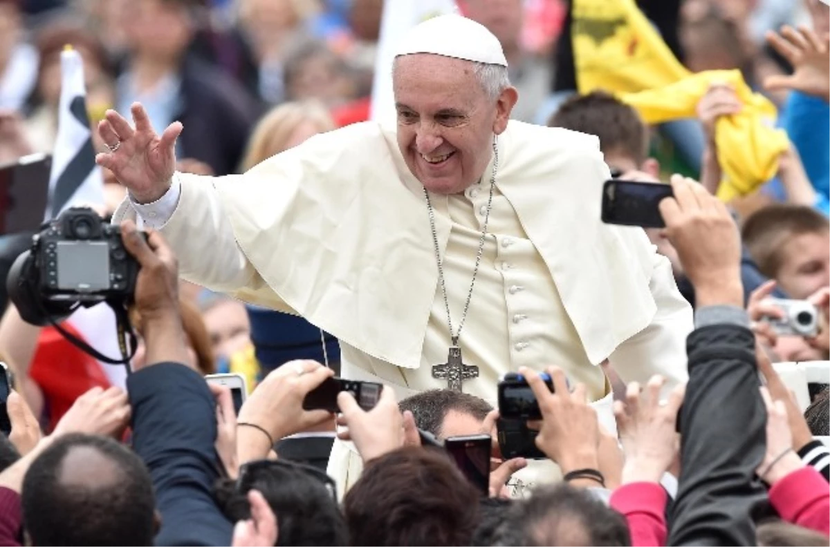 Vatikan\'da İlk Kez 2 Papa Aynı Anda Aziz İlan Edildi
