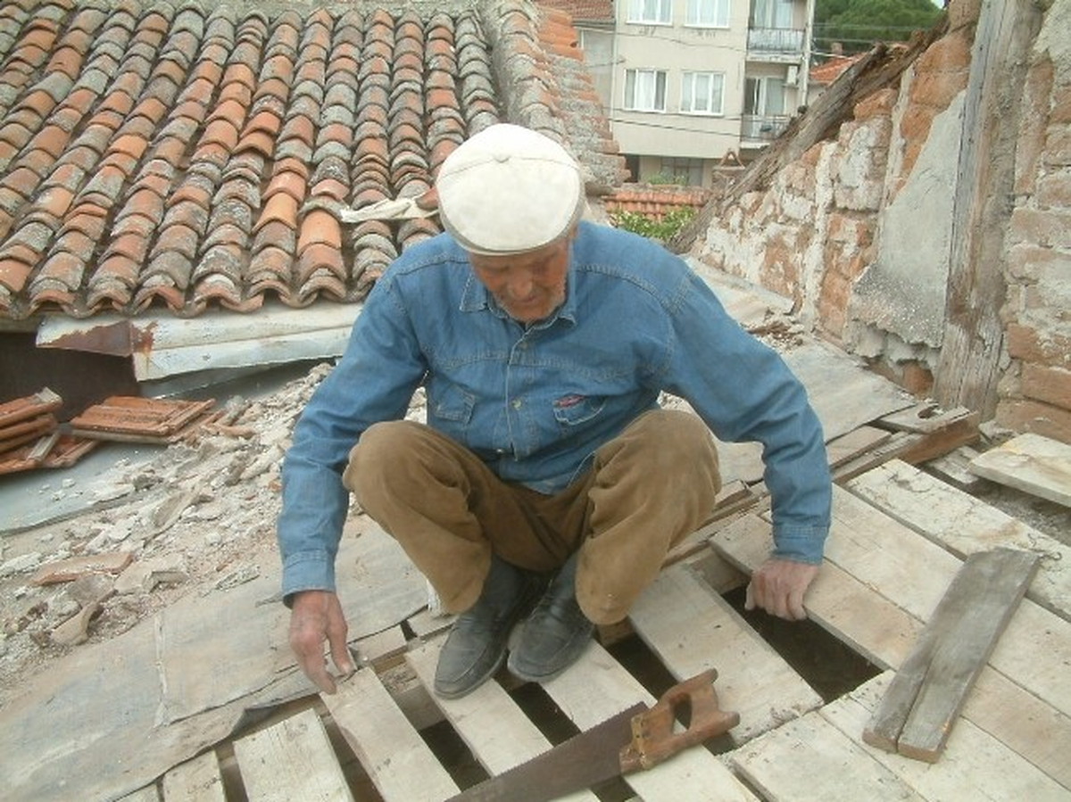 93\'lük Alaaddin Dede Çatı Tamir Ediyor