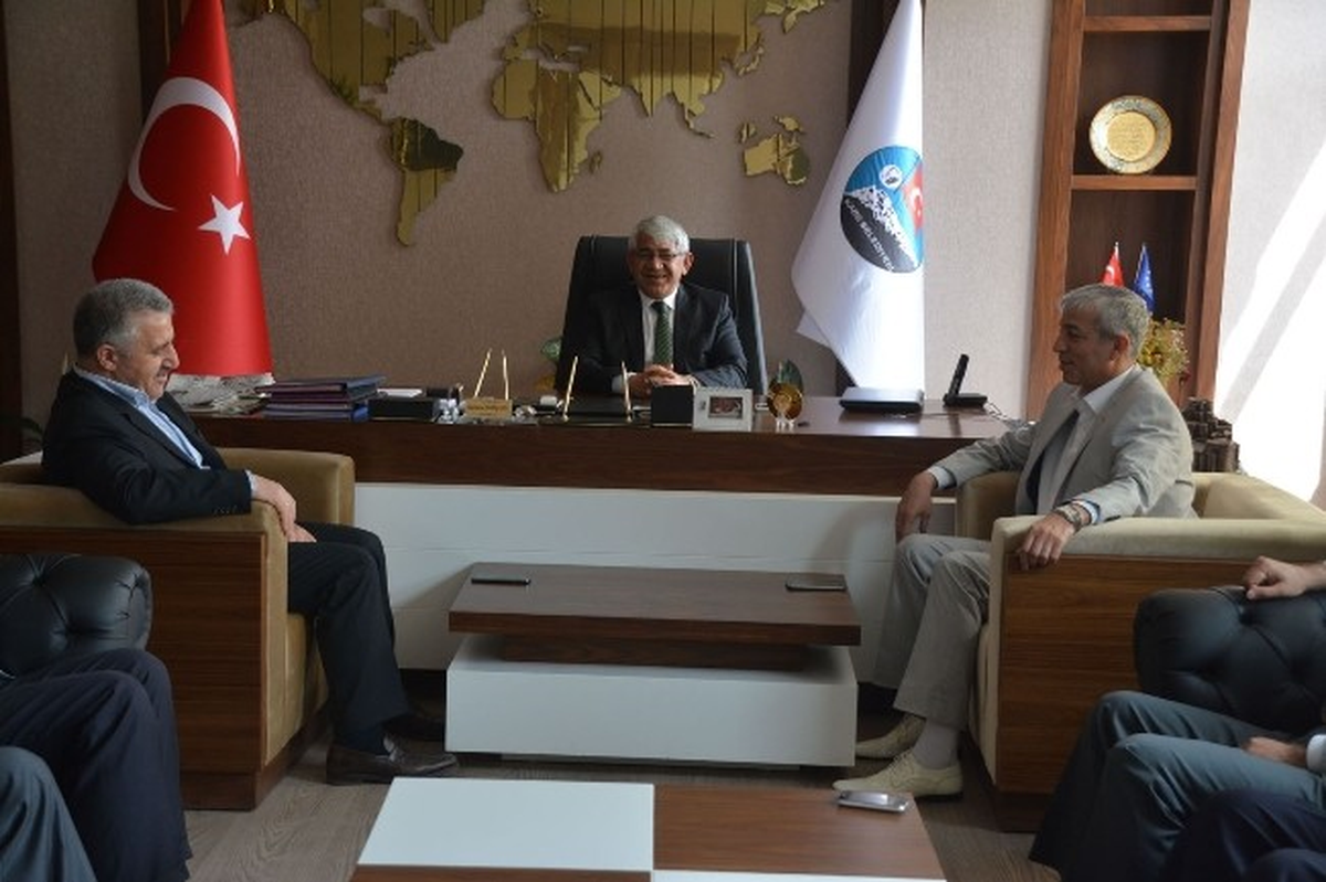 AK Parti Kars Milletvekilleri Başkan Karaçanta\'yı Ziyaret Etti