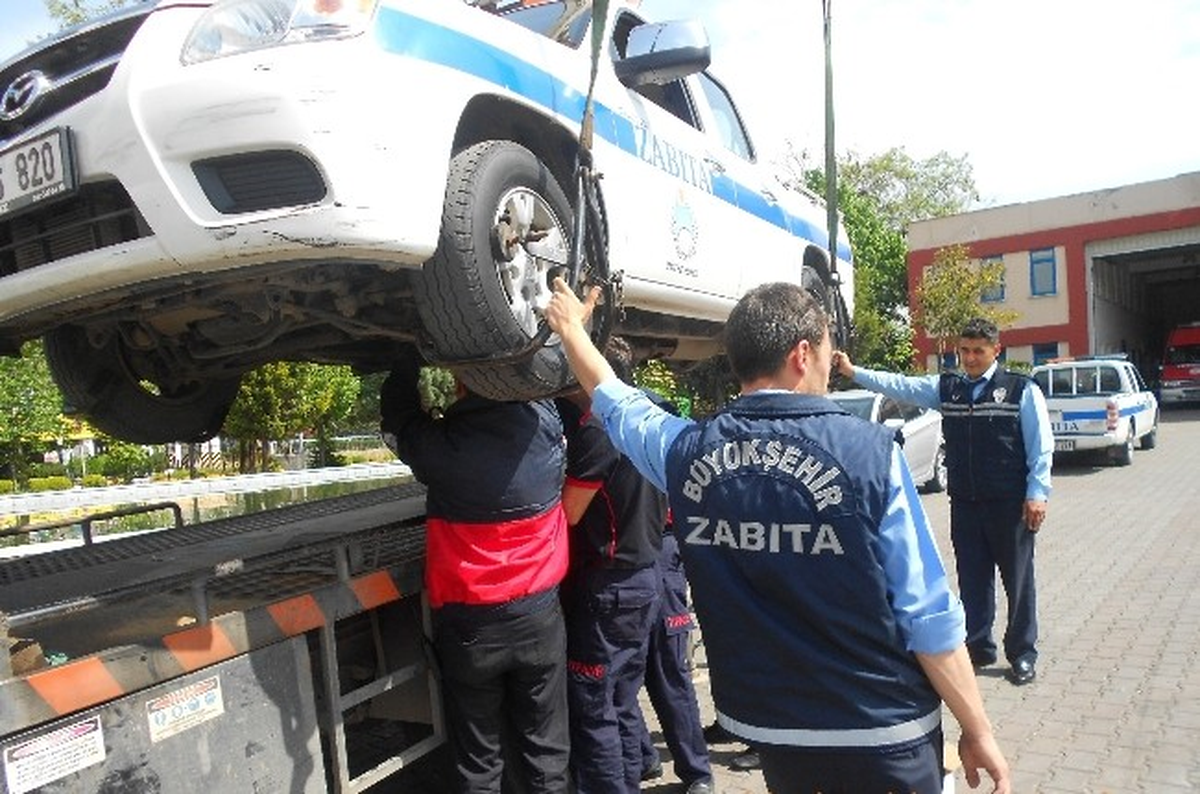 Motora Sıkışan Yavru Kedi 1 Saatte Çıkarılabildi