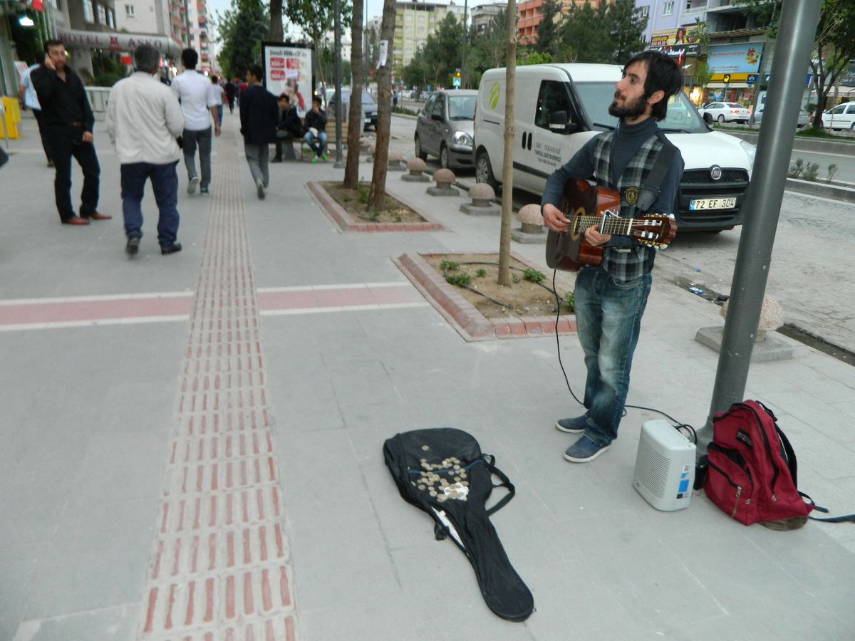 Batman Sokaklarında Gitar Sanatı