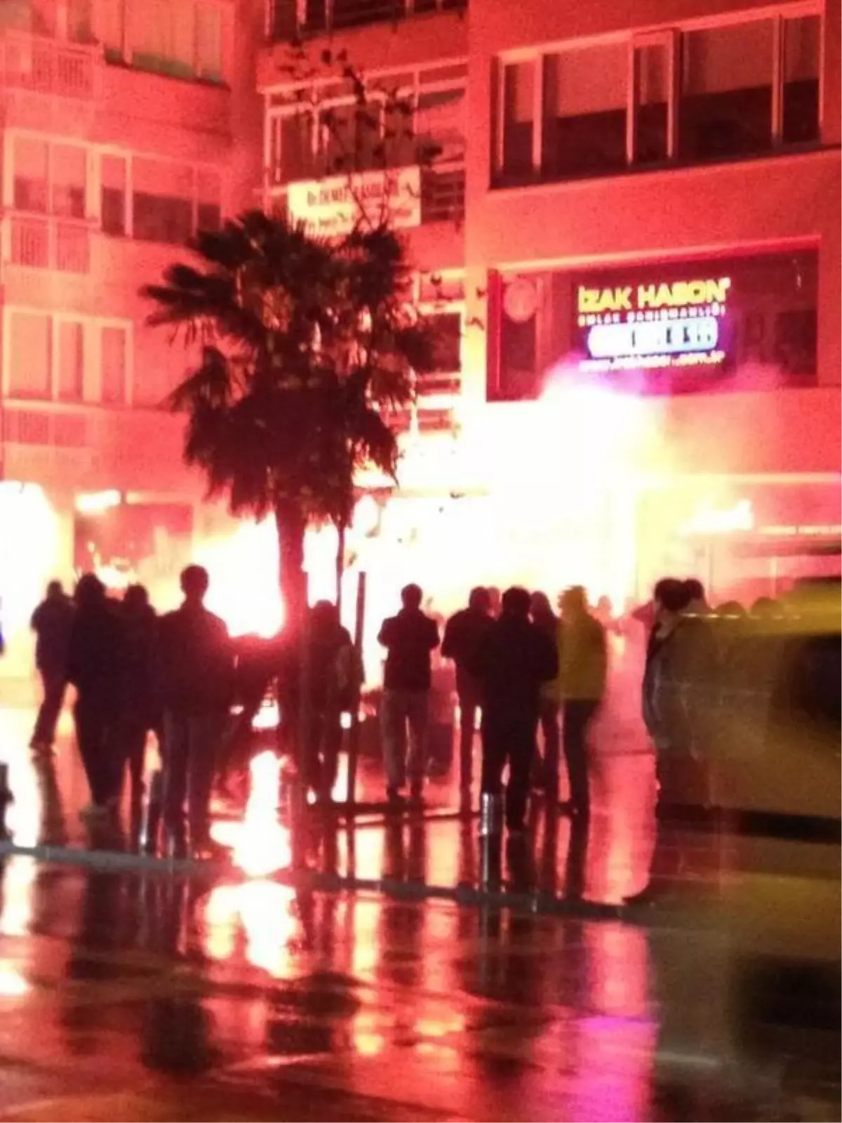 Bazı Fenerbahçeli Taraftarlar Gs Store Mağazasını Yağmaladı