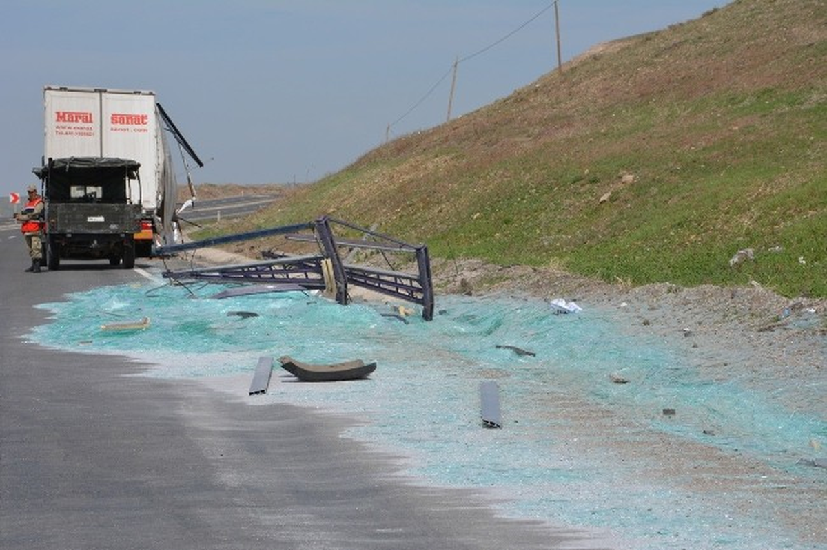 Cam Yüklü Tır Yoldan Çıktı, Camlar Yola Savruldu
