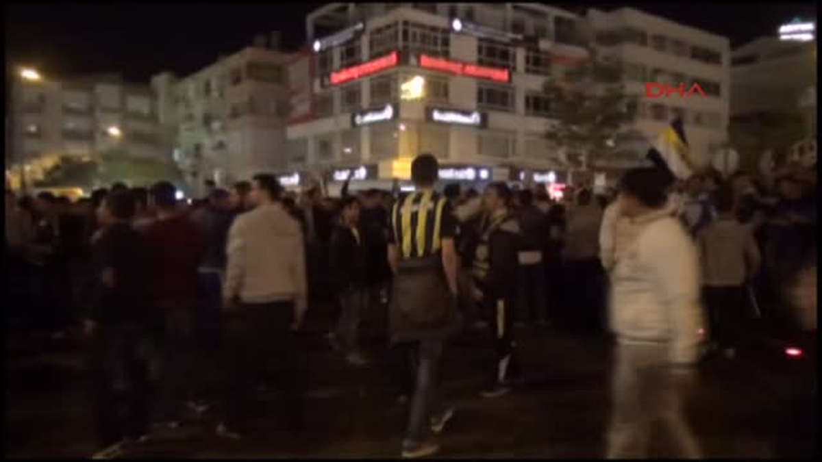 Fenerli Taraftarlar Çanakkale\'de Şampiyonluğu Kutladı