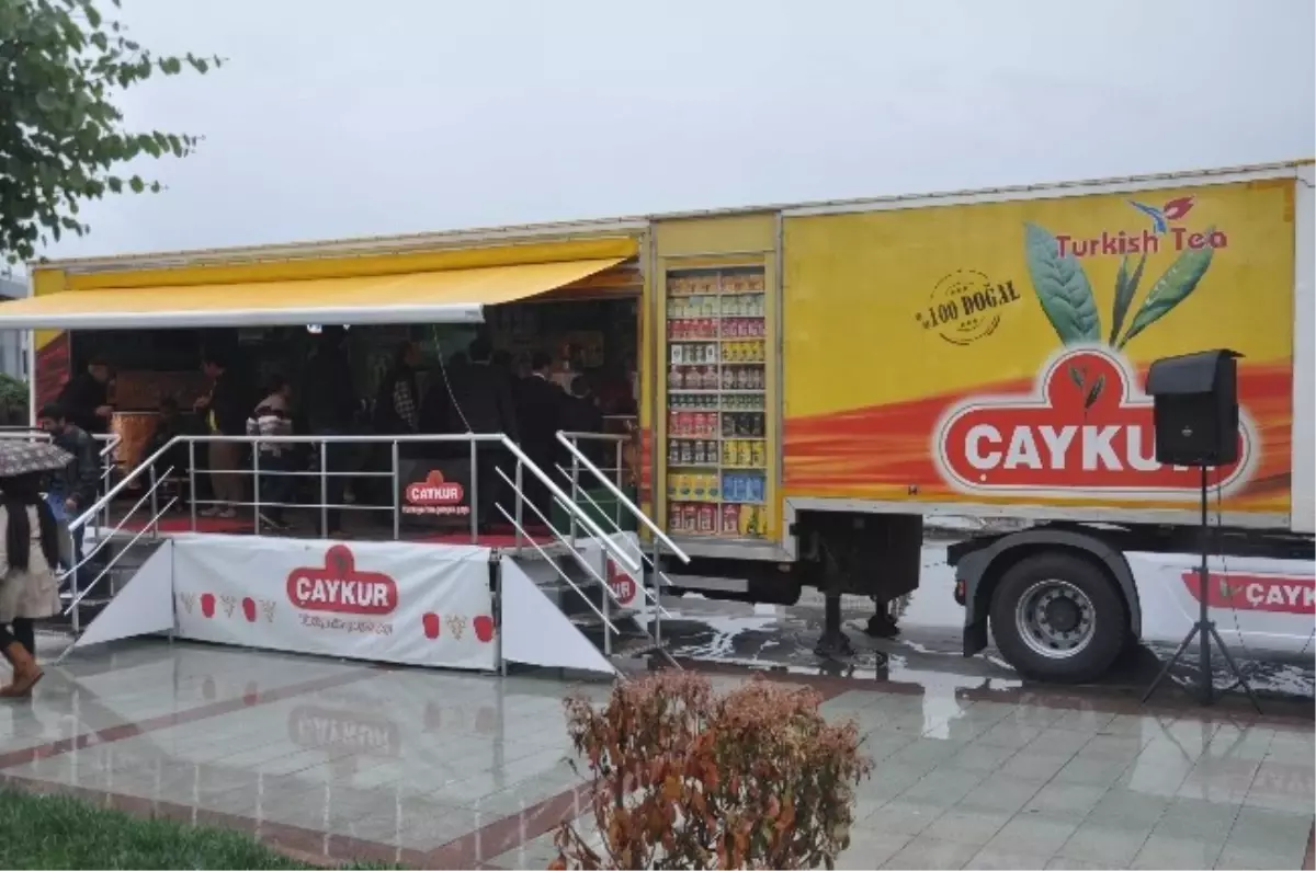 Çaykur Tır\'la Çay Dağıttı