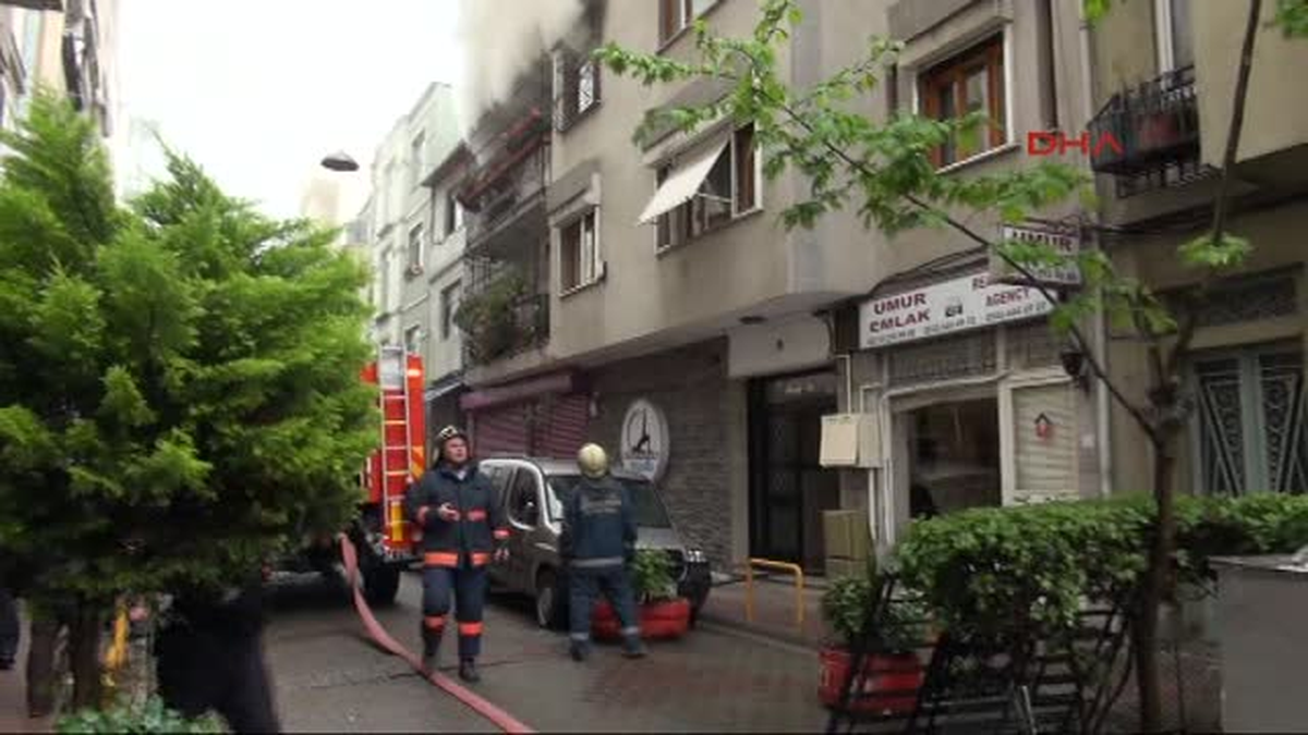 Cihangir\'deki Yangın Paniğe Yol Açtı