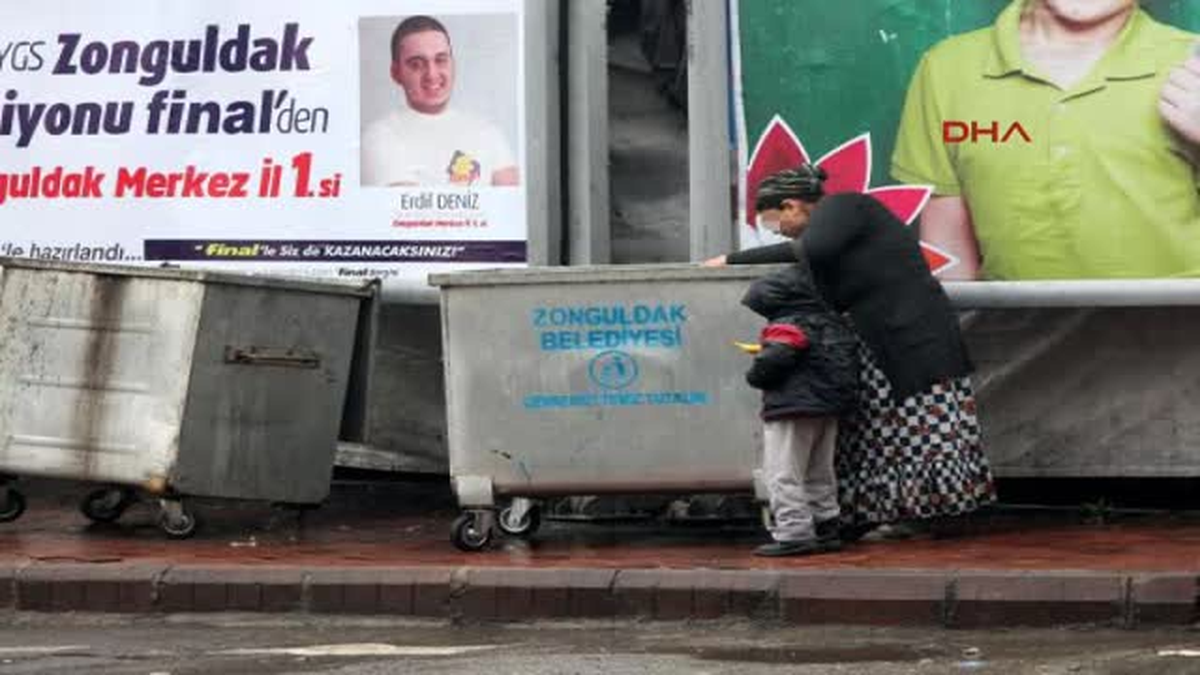 Çöpte Bulduğu Muzu Çocuğuna Verdi