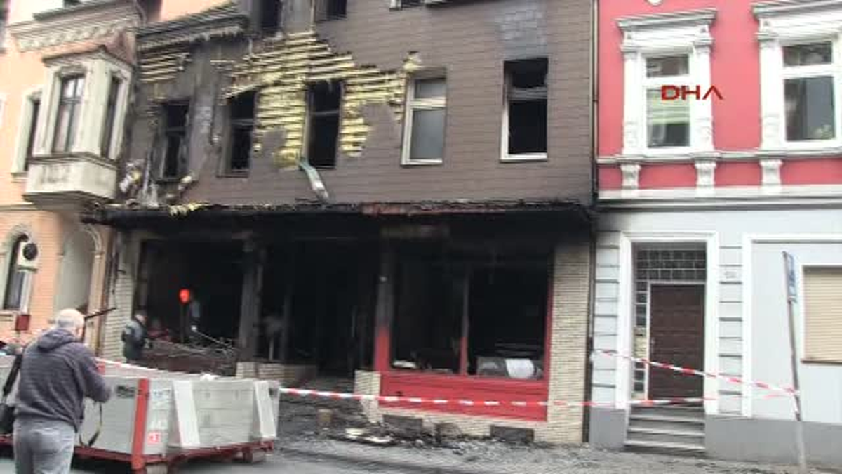 Duisburg\'ta Bir Binada Çıkan Yangında 3 Kişilik Aile Yanarak Can Verdi