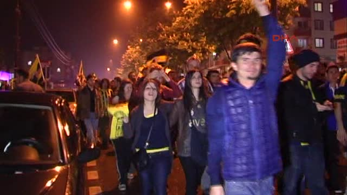 Fenerbahçe, Ligin Bitmesine 3 Hafta Kala Şampiyonluğunu Garantilemesinin Ardından Bursa\'da da Sarı...