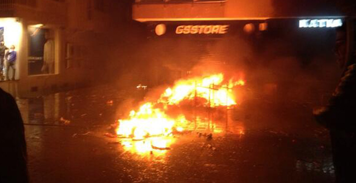 Fenerbahçeli Taraftarlar, GS Store'a Saldırdı