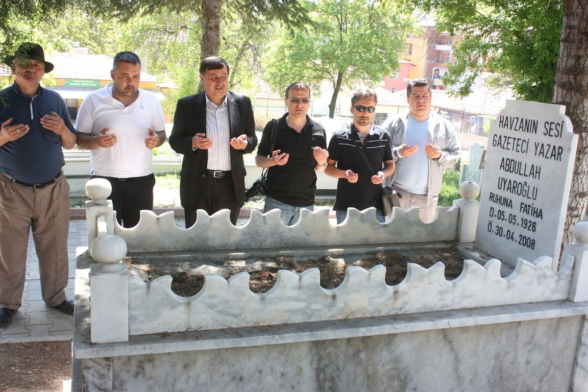 Gazeteci Abdullah Uyaroğlu Mezarı Başında Anıldı