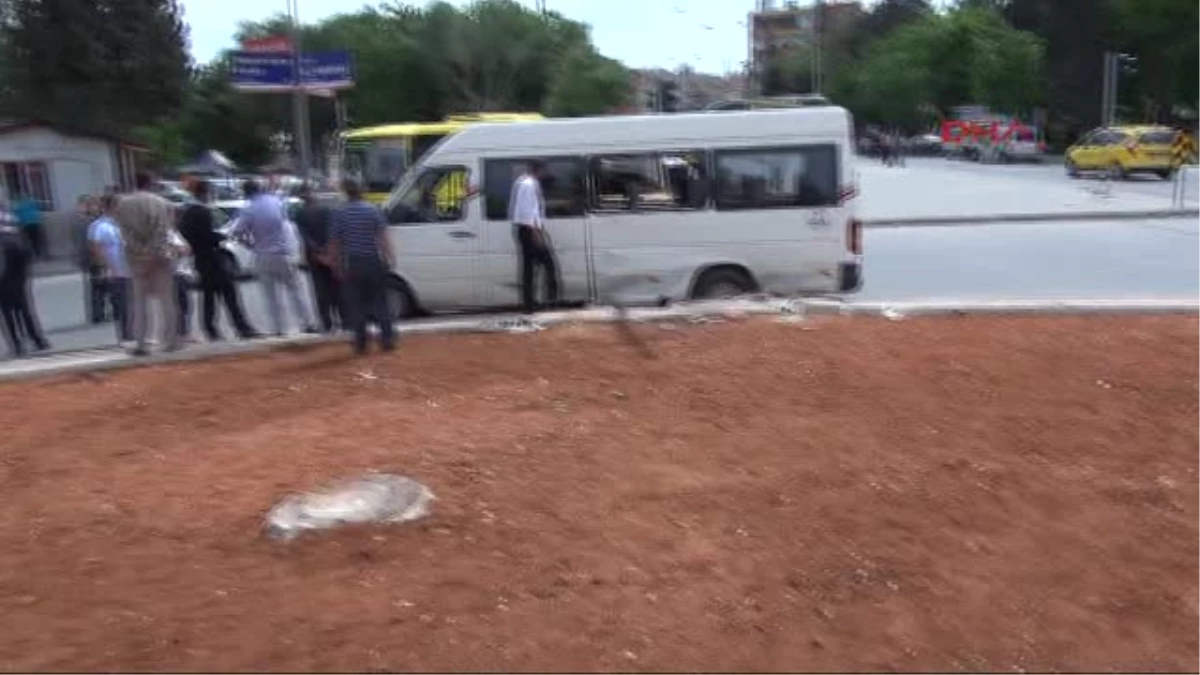 Gaziantep\'te Kamyon, Öğrenci Servisine Çarptı: 3 Yaralı
