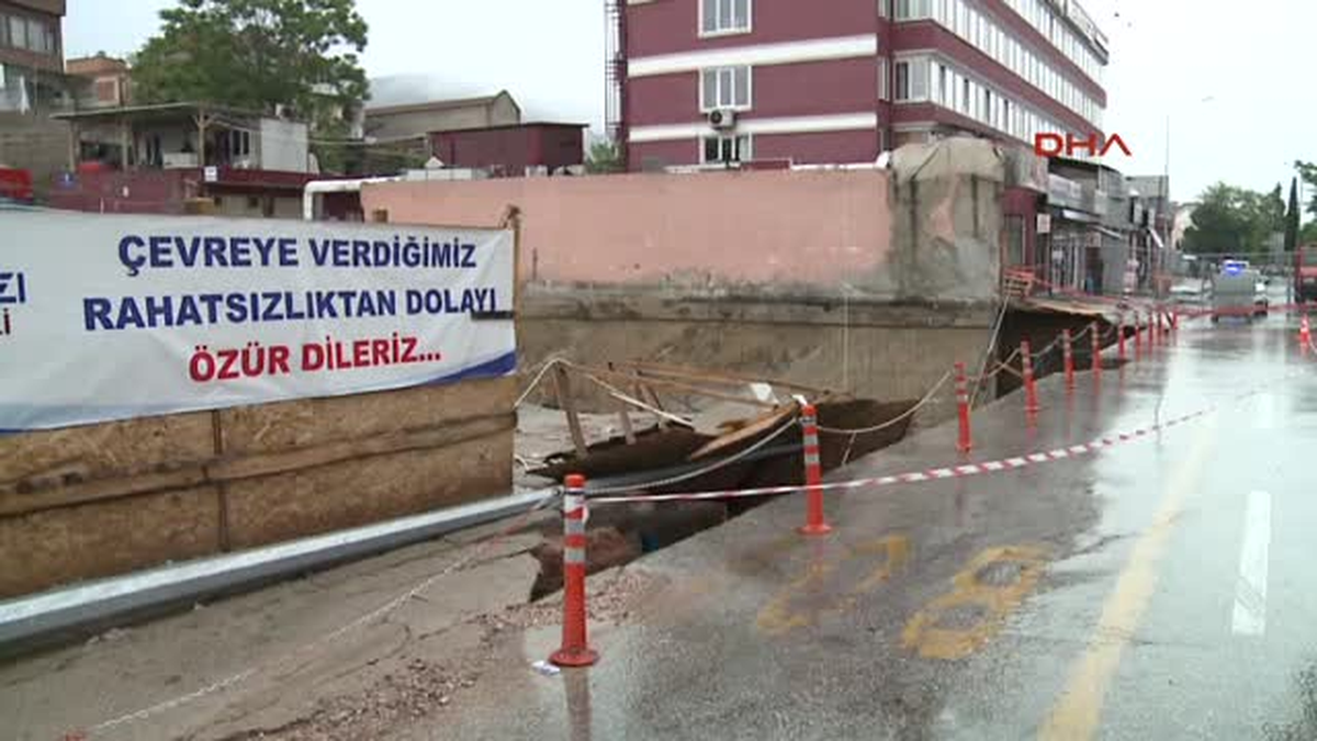 Gündüz Görüntüleribursa\'da Asfalt Yol Çöktü