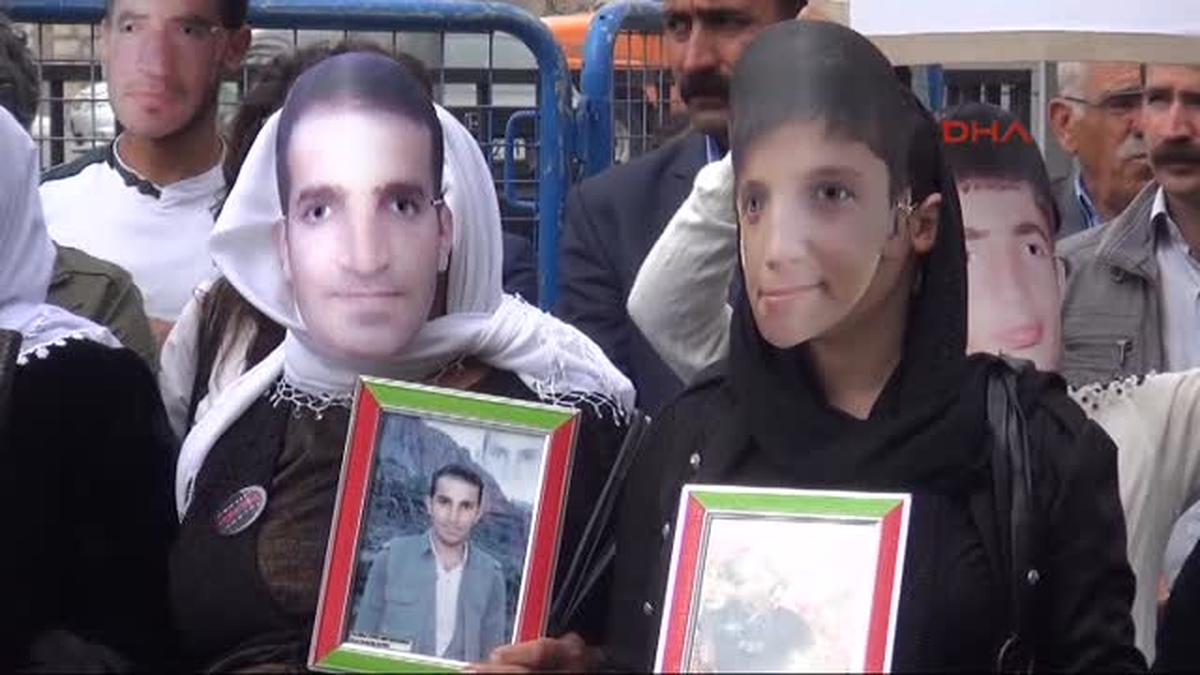 Irak Sınırında Ölen Kardeşinin Hayatını Anlatırken Bayıldı