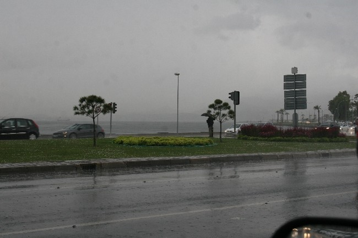 İzmir\'de Sağanak Yağmur