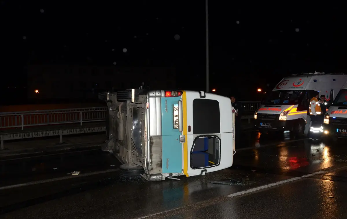 İzmir\'de Yolcu Minibüsü Devrildi: 1 Ölü