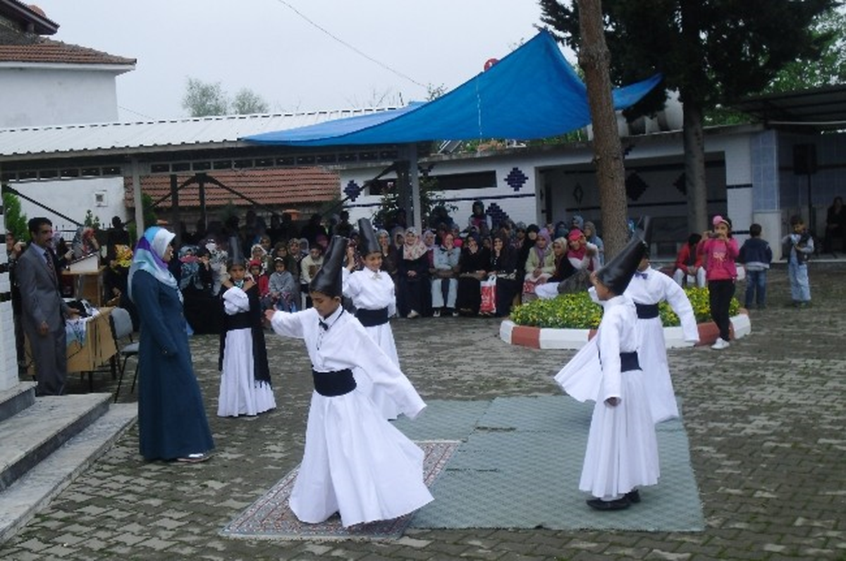 Kabe Maketi Önünde Duygusal Sunum