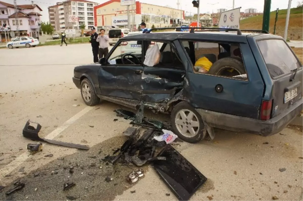 Kastamonu\'da İki Otomobil Çarpıştı: 9 Yaralı