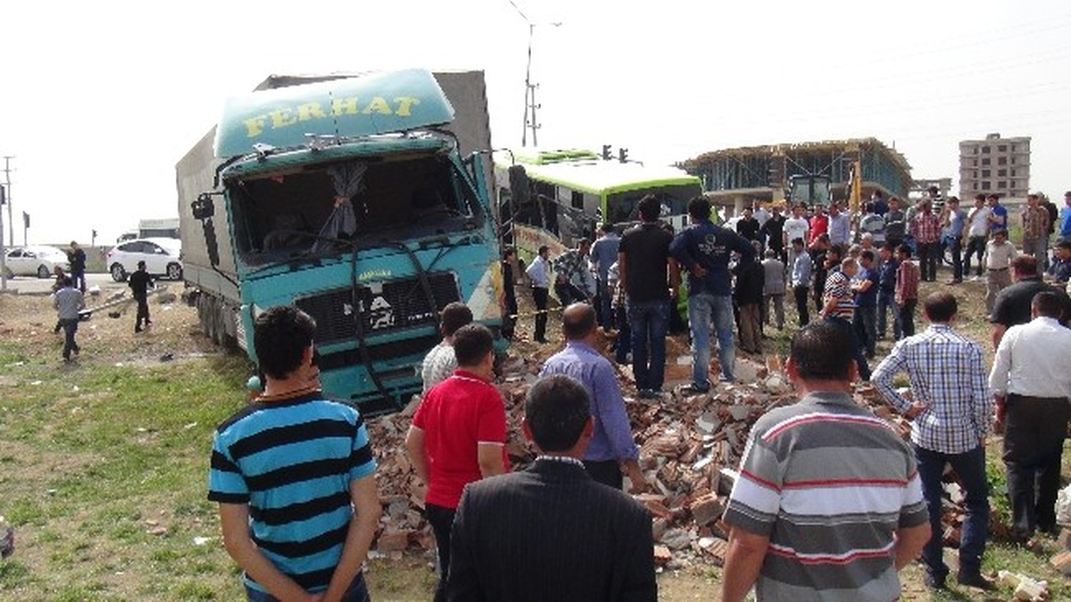 Kızıltepe\'de Trafik Kazası: 28 Yaralı