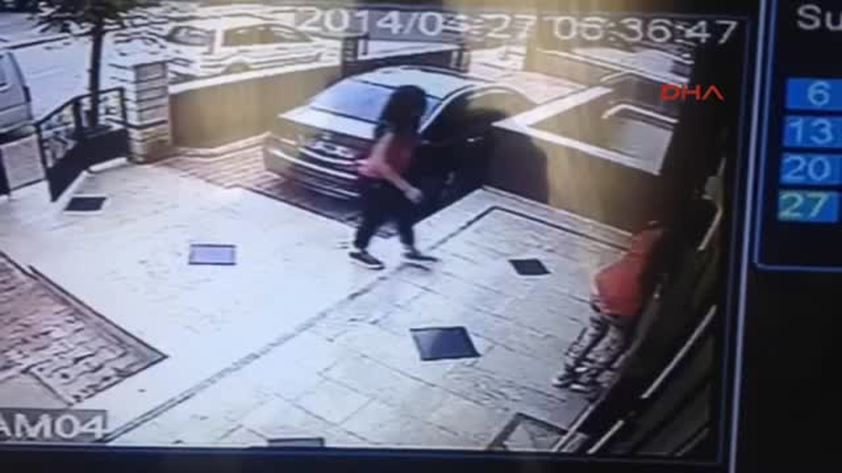 Antalya\'da Kızların Çalıntı Ayakkabı Kavgası Kamerada