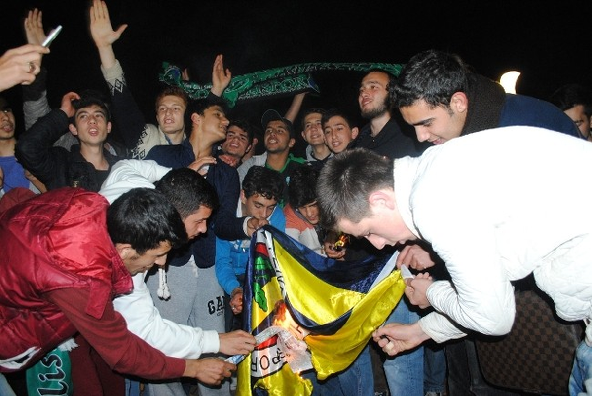 Kocaeli\'de Fenerbahçe Bayrağı Yaktılar