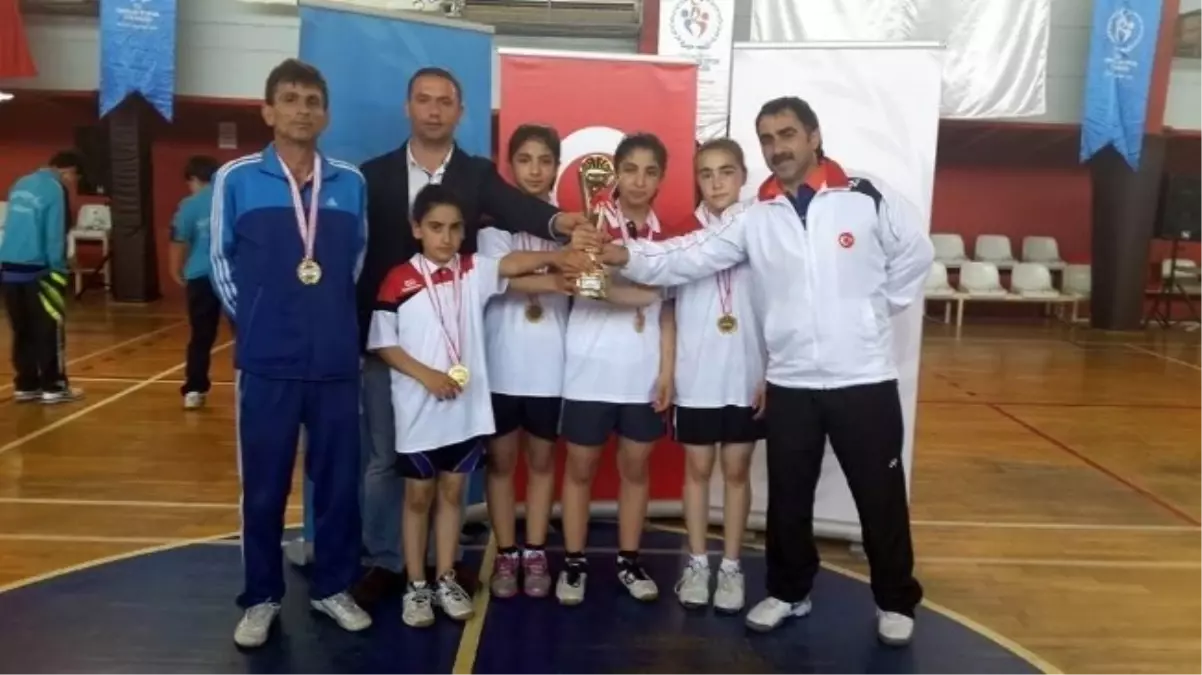 Mehmetçik İlkokulu Badmintonda Türkiye Şampiyonu Oldu