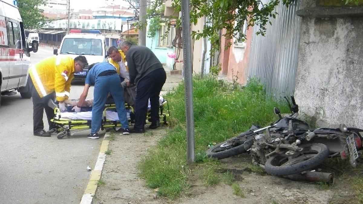 Uzunköprü\'de Motosiklet Evin Duvarına Çarptı: 1 Yaralı