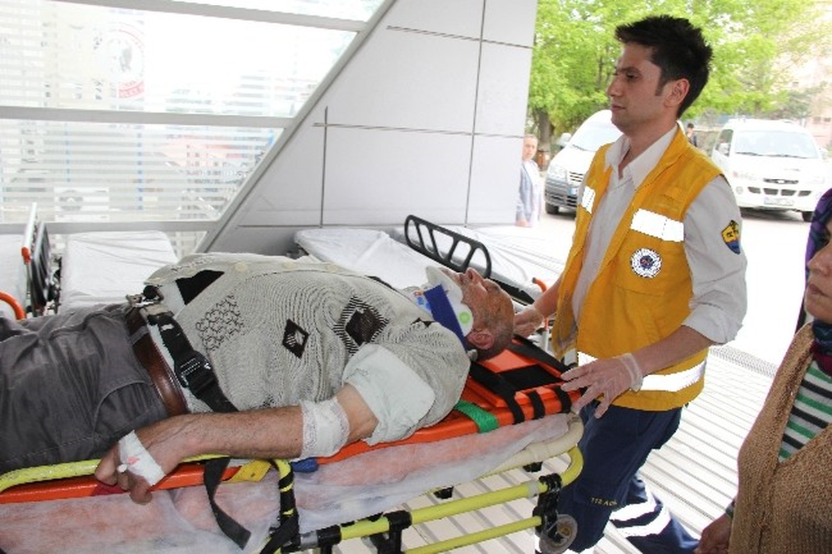 Otomobilin Çarptığı Yaşlı Adam Hastanelik Oldu
