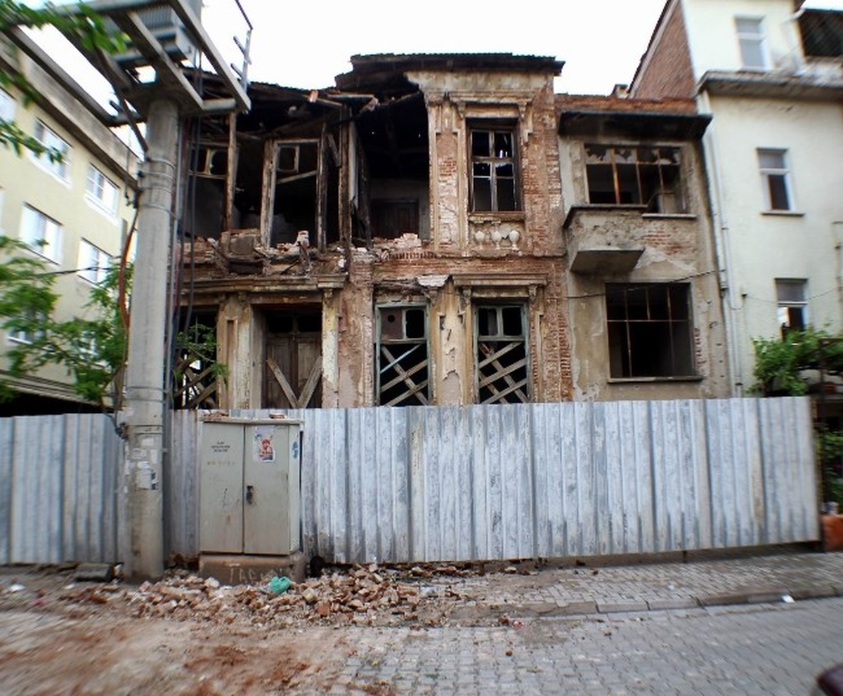 Şiddetli Yağmur Tarihi Binayı Çökertti