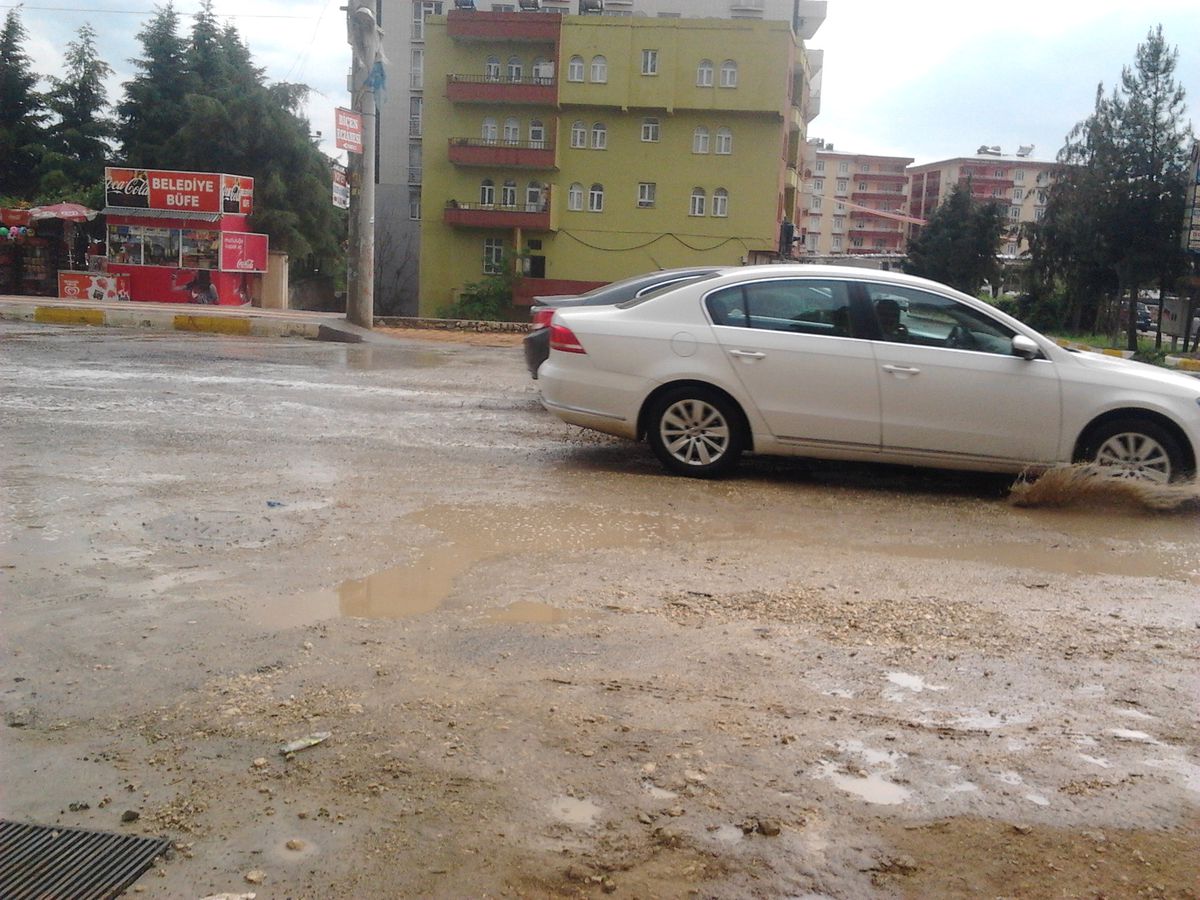 Silvan\'da Yollar Köstebek Yuvasına Döndü !