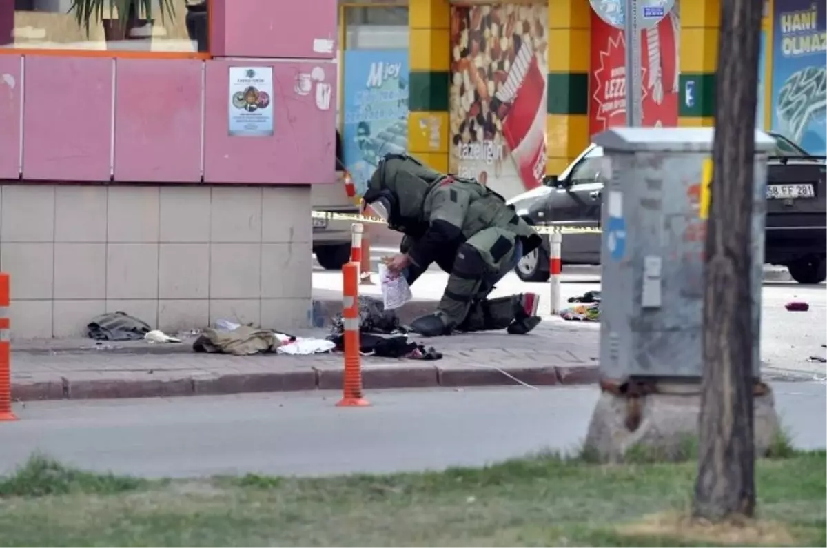 Sivas\'ta Unutulan Çantalar Fünye ile Patlatıldı