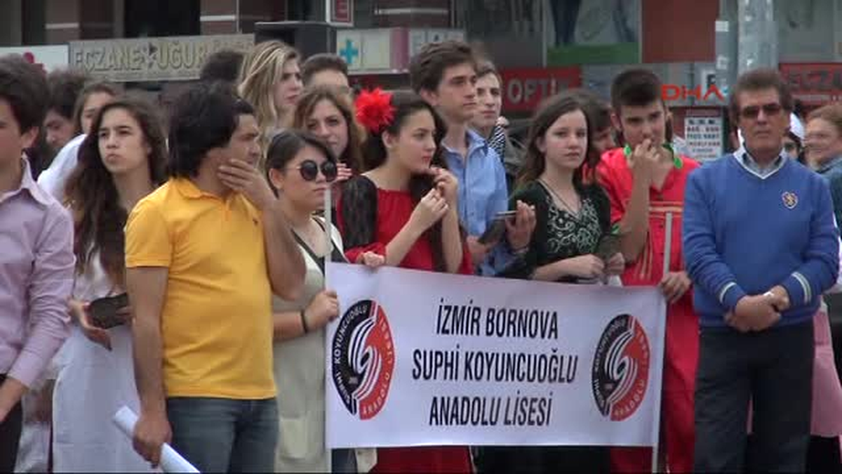 Antalya\'da Tiyatro Şenliği Coşkulu Kortejle Başladı