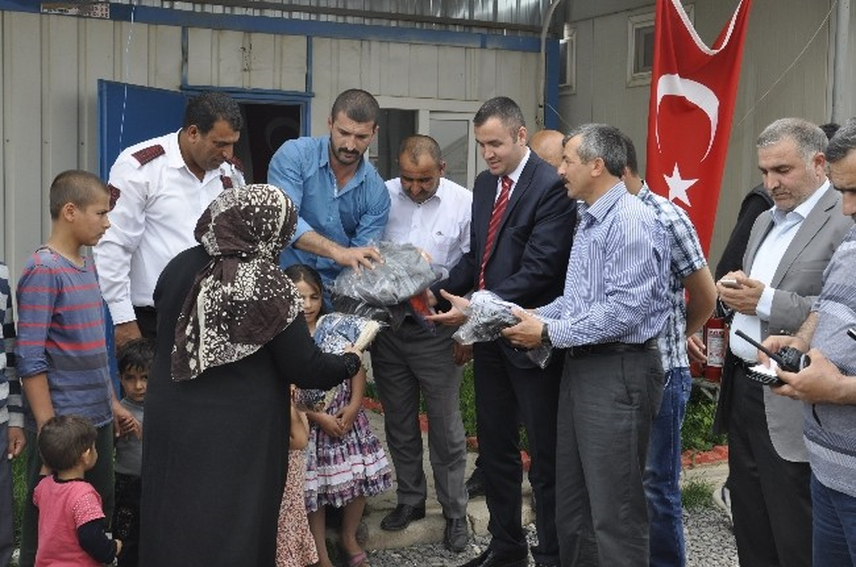 Tokat Artova\'dan Suriyeli Misafirlere Giysi Yardımı